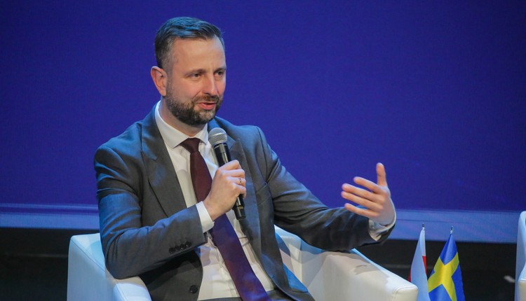 Szef MON o SAFE: opozycja nie może być przeciwko Polsce