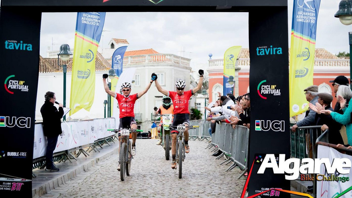 W ostatni weekend odbywały się najważniejsze etapowe zawody kolarstwa górskiego w Portugalii – Algarve Bike Challenge, które mają przyznaną kategorię UCI XCS C2. Rywalizację zdominowali zawodnicy z polskich drużyn JBG2 Professional MTB Team i Volkswagen Samochody Użytkowe MTB Team.