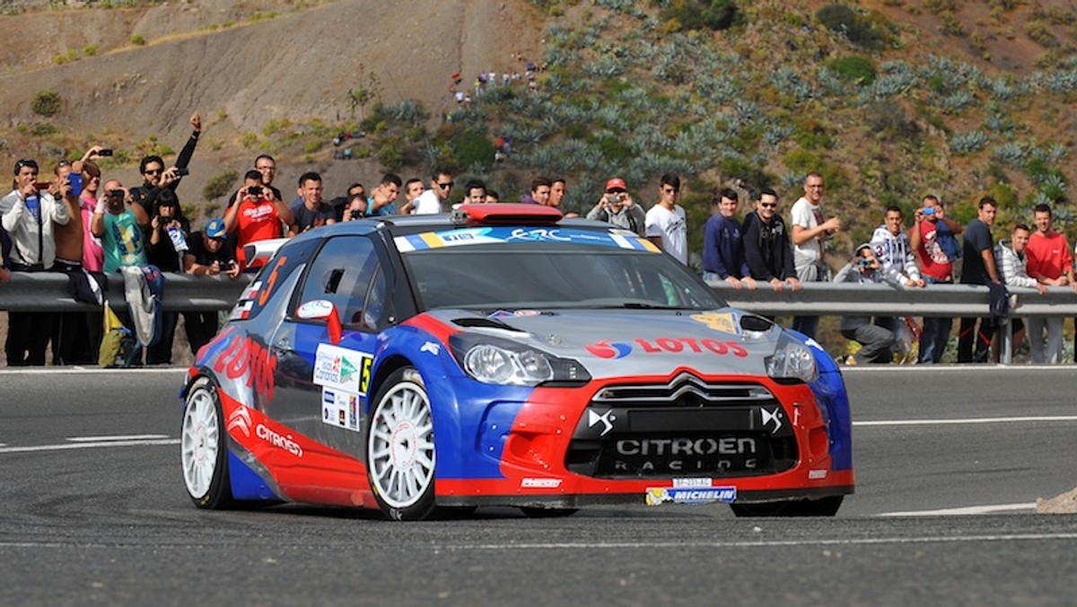 Robert Kubica jest liderem Jaenner Rallye po pierwszym dniu rywalizacji (10 z 18 OS-ów). Wyścig po austriackich drogach jest pierwszą eliminacją rajdowych mistrzostw Europy, która dla krakowskiego kierowcy jest rozgrzewką przed rajdami w klasie WRC. Wcześniej odpadł świetnie spisujący się Kajetan Kajetanowicz, a powodem była awaria gazu.