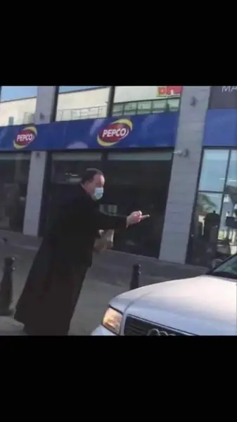 Ksiądz wcześniej pokazywał różne gesty w stronę protestu samochodowego / fot. Spotted Szczecinek