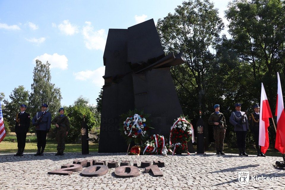 Uroczystości przed pomnikiem Homo Homini w Kielcach