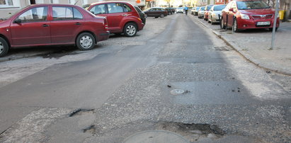 Mróz rozsadza asfalt w Gdańsku