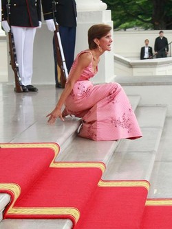 Wylądowała na pupie przed Obamą