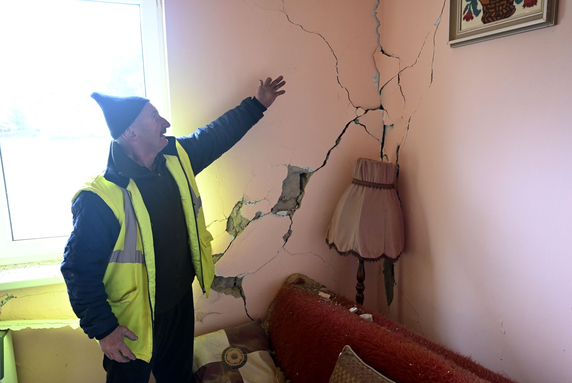 Poškodený dom po zemetrasení v obci Baškovce.