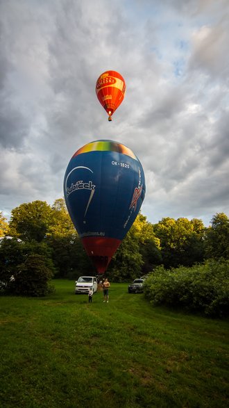 II Zawody Balonowe "In The Silesian Sky" - start balonów świtem z pszczyńskiego parku zamkowego - 25.06.2022 r. - autor: Andrzej Grynpeter