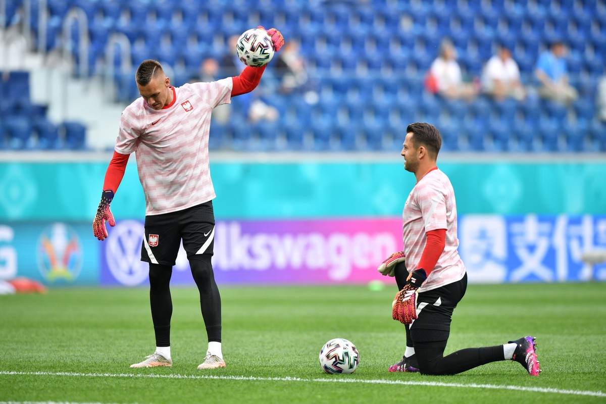 Piłkarskie mistrzostwa Europy - Euro 2020. Bramkarze reprezentacji Polski Łukasz Skorupski (L) i Łukasz Fabiański (P) podczas rozgrzewki przed pierwszym meczem grupy E piłkarskich mistrzostw Europy, który Polska rozegra ze Słowacją na Gazprom Arenie w Sankt Petersburgu