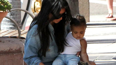 Córka Kim Kardashian stawia pierwsze kroki