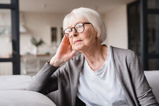 Wypłata trzynastej emerytury przez ZUS w okresie wiosennym przyniosła dodatkowe dochody ponad 8,5 milionom polskich seniorów. Warto jednak pamiętać, że w niektórych sytuacjach może okazać się, że część tych świadczeń będzie musiała zostać zwrócona.