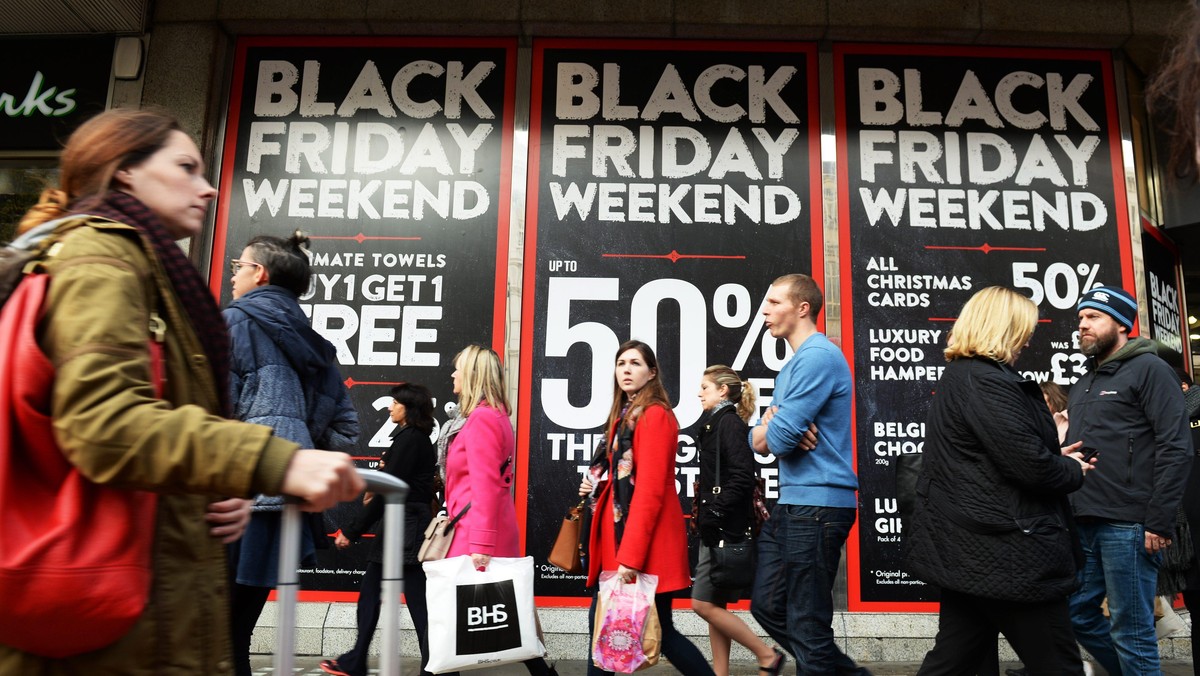 Black Friday czarny piątek zakupy kolejka sklep