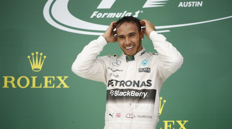 Hamilton nem csak a pályán gyors/Fotó: AFP