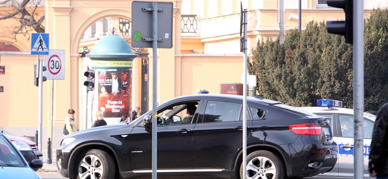 Mężowi Kaczyńskiej puściły nerwy? Tabloid: Dubieniecki wyskoczył z BMW i…