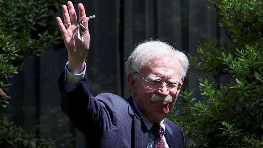 Džon Bolton pozdravlja novinare ispred porodične kuće u Betesdi, predgrađu Vašingtona | Foto: Reuters