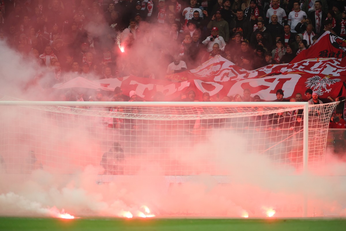 Race na stadionie podczas meczu piłki nożnej rzucone na murawę w okolicy bramki