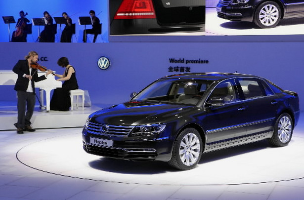 Prezentacja Volkswagen Phaeton podczas Auto Show w Pekinie, Chiny, 23. kwietnia 2010 r.