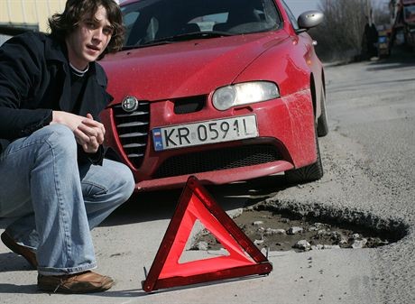 KRAKOWDZIURY W DROGACHNZ MAREK OLIWA ZAZNACZA DZIURY W DROGACH2007 03 11FOTO MICHAL STAWOWIAK / FOKUSMEDIA