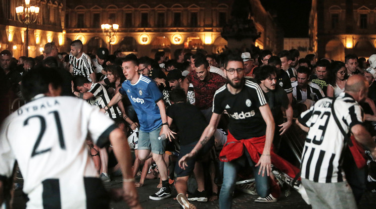 Hatalmas volt a pánik a torinói téren/Fotó: AFP
