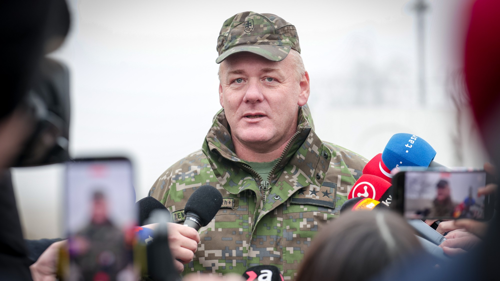Plukovník Zemanovič, hovorca OS SR.