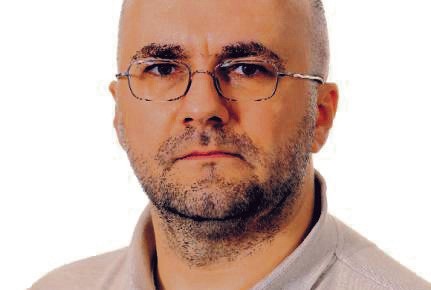 <strong>6. Paweł Mroczkowski</strong>
<br></br>
dyrektor departamentu legislacyjnego prawa cywilnego w MS
<br></br>
Nawet dla większości osób interesujących się prawem to postać zupełnie anonimowa. Tymczasem to właśnie on odpowiada za wdrożenie największej reformy procedury cywilnej od wielu lat. Niektórzy ją chwalą, inni ganią, najwięcej osób z kolei wskazuje, że „wyjdzie w praniu”. Jedno jest pewne: w tym przypadku reforma wymiaru sprawiedliwości polegała na zmianie poszczególnych rozwiązań kodeksowych, a nie sprowadzała się do okazji do wymiany kadr. Jej celem jest przyspieszenie rozpoznawania spraw w sądach, bo z roku na rok jest z tym gorzej.
Mroczkowski, broniąc poszczególnych rozwiązań, sięga po argumenty merytoryczne, a nie populistyczne – co obecnie również zasługuje na podkreślenie. I na uznanie, bo o dyrektorze z Ministerstwa Sprawiedliwości przedstawiciele biznesu mówią dobrze. Z reguły tak: „nie zgadzam się z nim, ale rozumiem; warto dać mu szansę”.
<br></br>
PSŁ