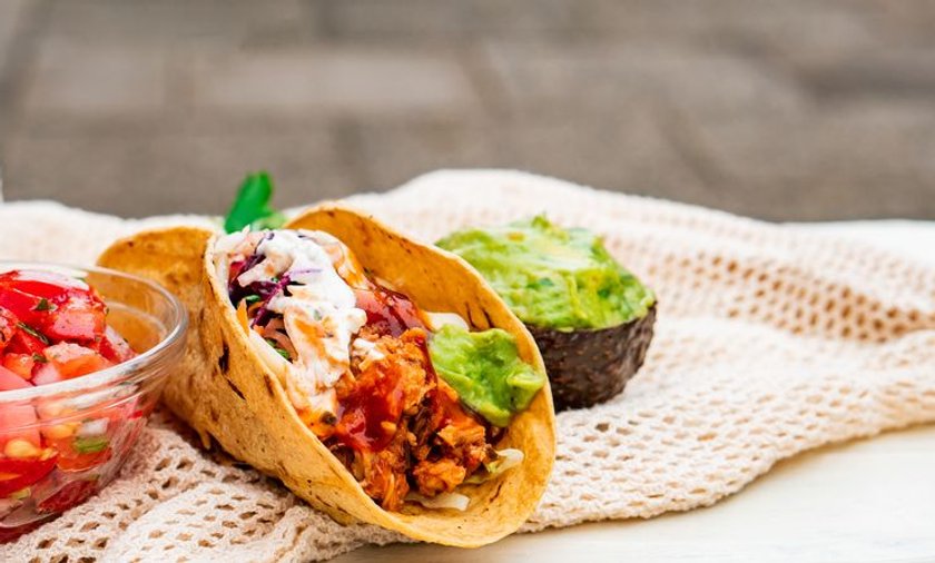 Tacos z guacamole i smażonym kurczakiem