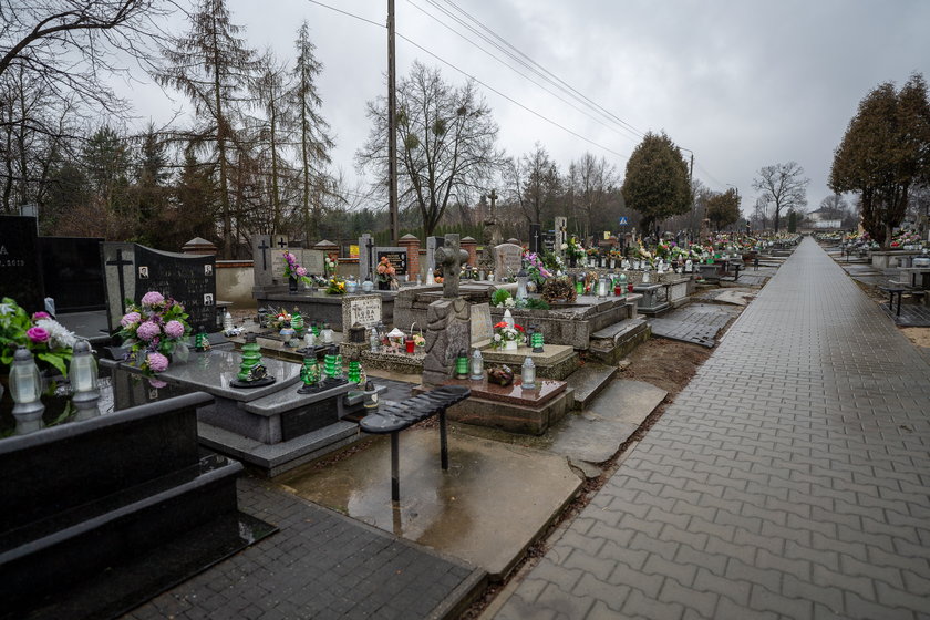 Te cmentarne opłaty to wyzysk - uważają mieszkańcy, którzy walczą z kurią o odzyskanie pieniędzy za pochówki