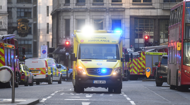 Késeléses támadás helyszínénél mentőautó a London híd déli lábánál november 29-én. Többen megsebesültek, egy embert őrizetbe vettek a rendőrök /Fotó: MTI/EPA/Facundo Arrizabalaga