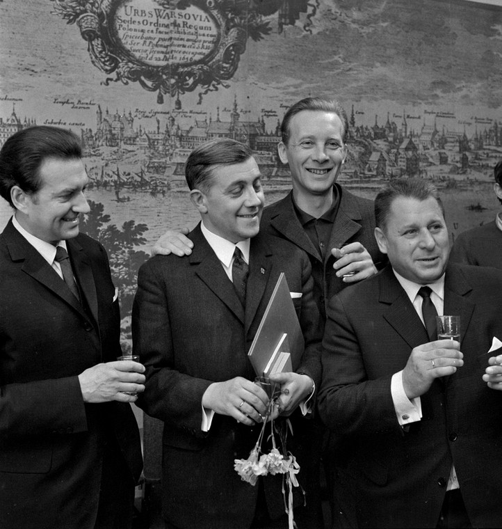 Wieńczysław Gliński, prof. Wiktor Zinn, Jan Suzin i Czesław "Wicherek" Nowicki na uroczystości rozdania Złotych Ekranów (1970)