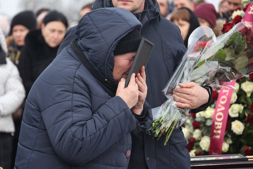 Kobieta na pogrzebie ofiar rosyjskiego ataku w Charkowie, luty 2024 r.