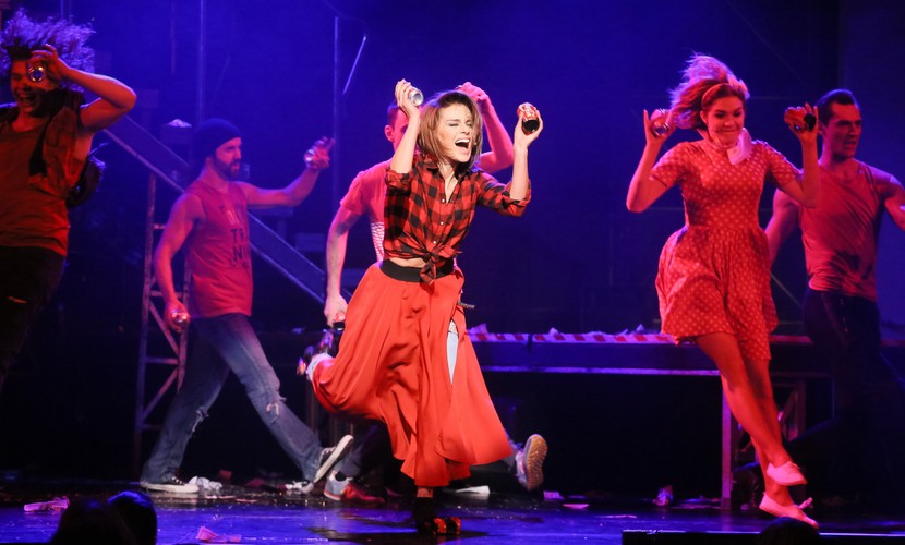 Natasza Urbańska na scenie podczas jubileuszowego spektaklu