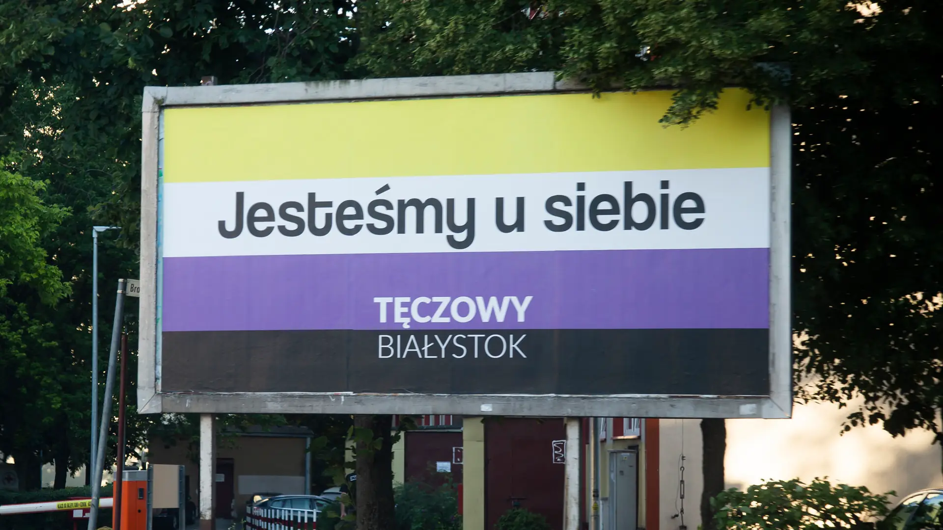 "Po burzy zawsze wychodzi tęcza". W Białymstoku pojawiły się bilboardy pro-LGBT+