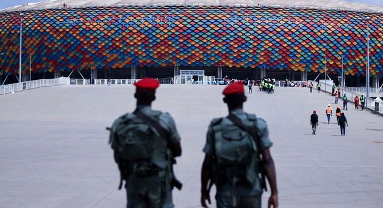 des-militaires-surveillent-l-entree-du-stade-olembe-de-yaounde-le-7-janvier-2022 6338824