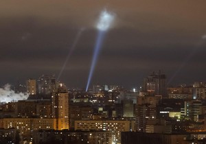 Ukrajinski vojnici koriste reflektore dok traže dronove na nebu iznad Kijeva | Foto: Reuters
