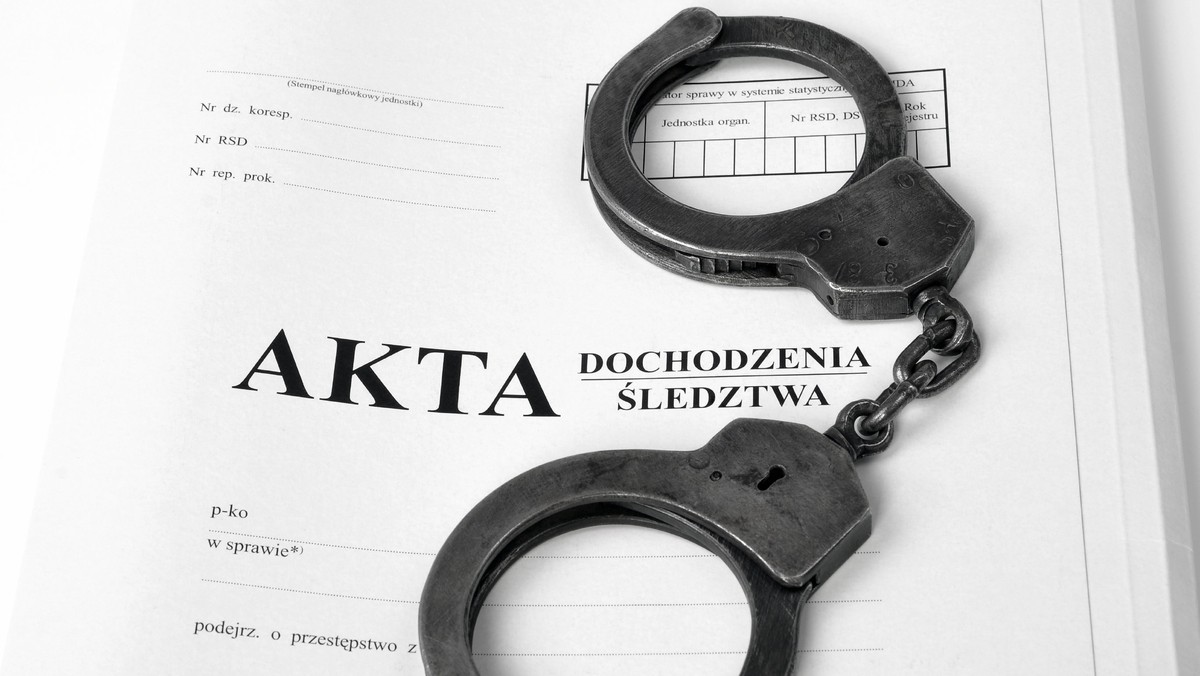 Suwalska prokuratura okręgowa skierowała do sądu akt oskarżenia dotyczący napadów metodą "na policjanta". Odpowie za to trzech mężczyzn. W trakcie zatrzymań dokonanych przez funkcjonariuszy CBŚP zabezpieczono m.in. podrobione legitymacje i atrapy broni.