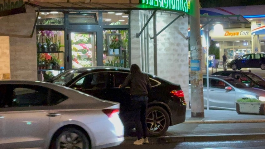 Rale kupuje Ani Nikolić cveće