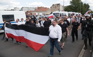 Ulicami Berlina przeszedł marsz neonazistów w 30. rocznicę śmierci Rudolfa Hessa