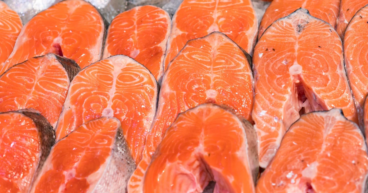 Jakiego łososia kupować? Który łosoś jest najzdrowszy - dziki czy hodowlany? Różnica może cię zaskoczyć
