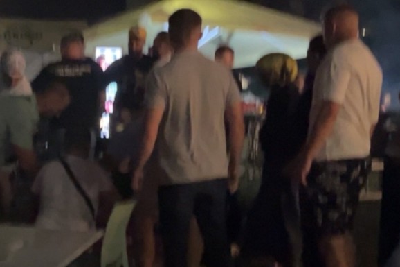(FOTO) OGROMAN LED EKRAN SE SRUČIO NA ŽENU! Horor u Živinicama tokom finala Svetskog prvenstva: Hitna pomoć dojurila na lice mesta