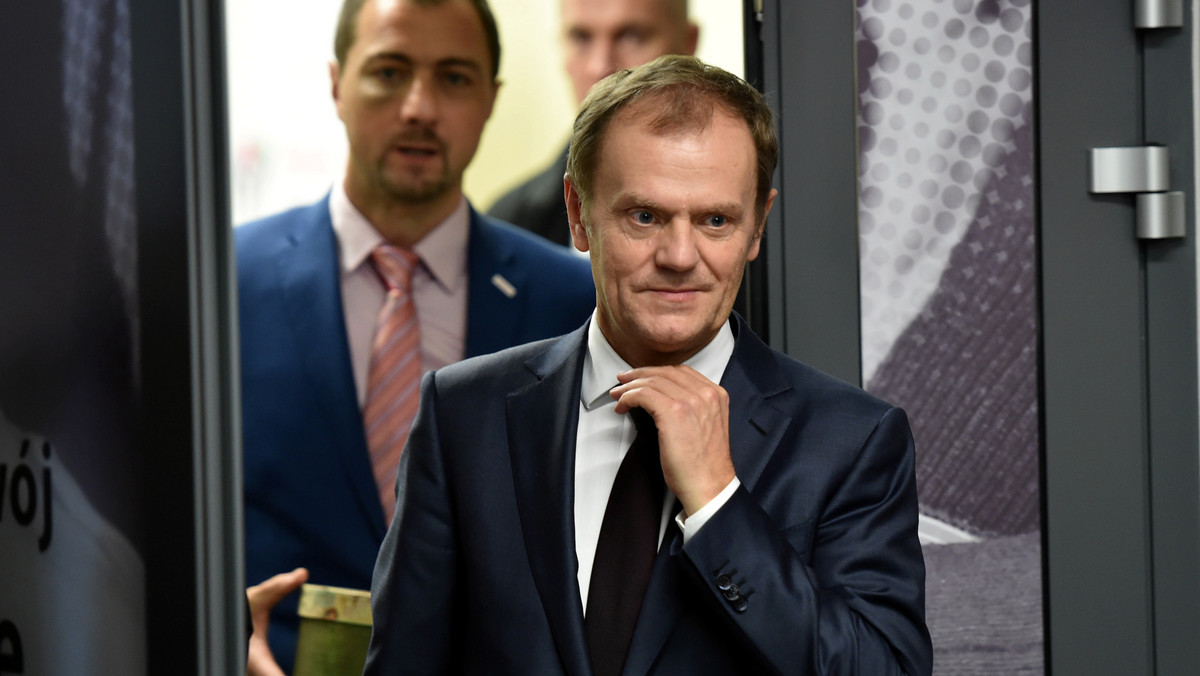 - Dzieci zasługują na najwyższe standardy - podkreślił przewodniczący Rady Europejskiej Donald Tusk, który dzisiaj otworzył Nowoczesny Dom Dziecka w Odporyszowie koło Tarnowa. - To miejsce pokazuje, że Polacy nie mają żadnych powodów do kompleksów - dodał.