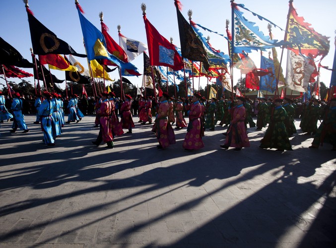 Aktorzy przebrani w tradycyjne kostiumy z czasów cesarstwa biorą udział w uroczystościach w Świątyni Ziemi w Pekinie