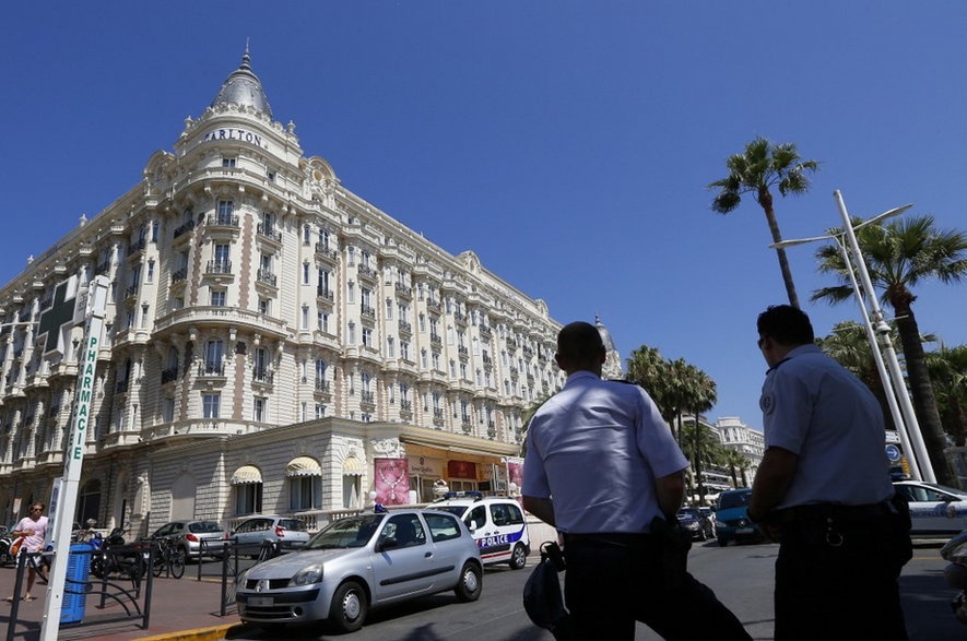 Policjanci przed hotelem Carlton w Cannes gdzie dokonano kradzieży biżuterii