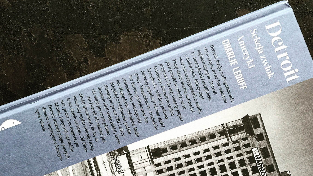 Detroit. Miasto upadłe, fascynujące ogromem swej klęski; romantyczne, choć bardziej chyba budzące grozę. Epickie - jak zauważa Charlie Leduff - i jakże hipsterskie, symboliczne oraz zawsze w awangardzie, niezależnie czy w drodze do sukcesu, czy klęski. Sekcja zwłok Detroit to zdaniem autora sekcja zwłok samej Ameryki. A jej świadkiem chce być przecież każdy.