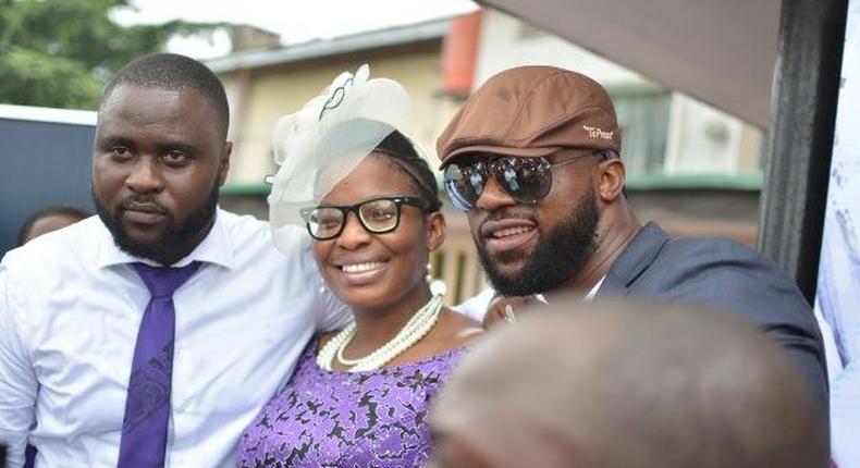 Iyanya surprises newlyweds at Ikoyi registry