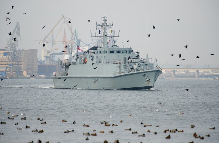Brytyjski niszczyciel min HMS Pembroke (M 107) typu Sandown. Okręty tego typu budowane były w stoczni Vosper Thornycroft. Wyporność jednostki to 422 t. Okręt ma 52,5 m długości i 10,5 m szerokości oraz zanurzenie 2,3 m. Jednostka osiąga prędkość 13 węzłów i ma zasięg 2500 mil przy prędkości 12 węzłów.
<br>Na zdjęciu: Brytyjski niszczyciel min HMS 'Pembroke' wypływa z portu wojennego w Gdyni.
<br><br>fot.  (aw/cat) PAP/Adam Warżawa
