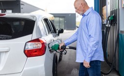 seniorzy i rodziny mogą płacić mniej za paliwo. wielu nie wie, że wystarczy spełnić ten warunek