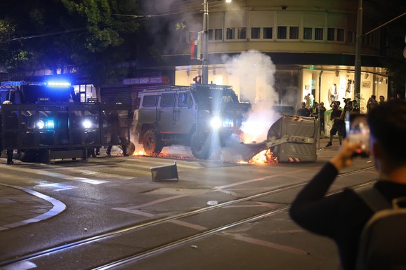 POŽAR U PEKARI NA BULEVARU KRALJA ALEKSANDRA Demonstranti bacaju stolice na izlog, policija na licu mesta