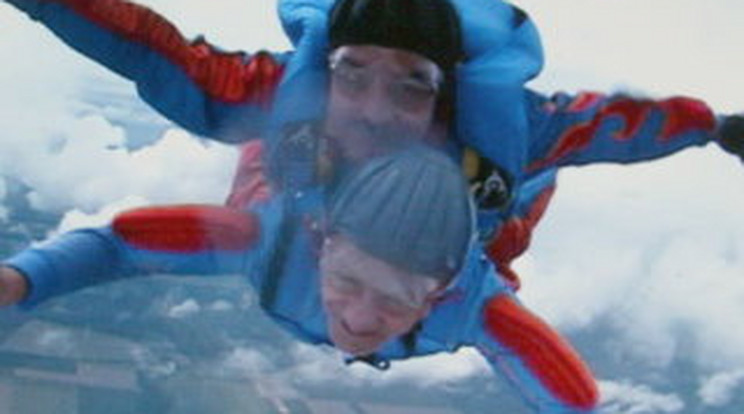 4000 méter magasból ugrott a nyugdíjas férfi 