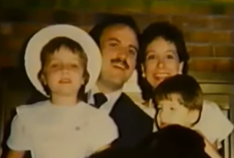 Beth s adoptívnymi rodičmi a bratom Jonathanom.