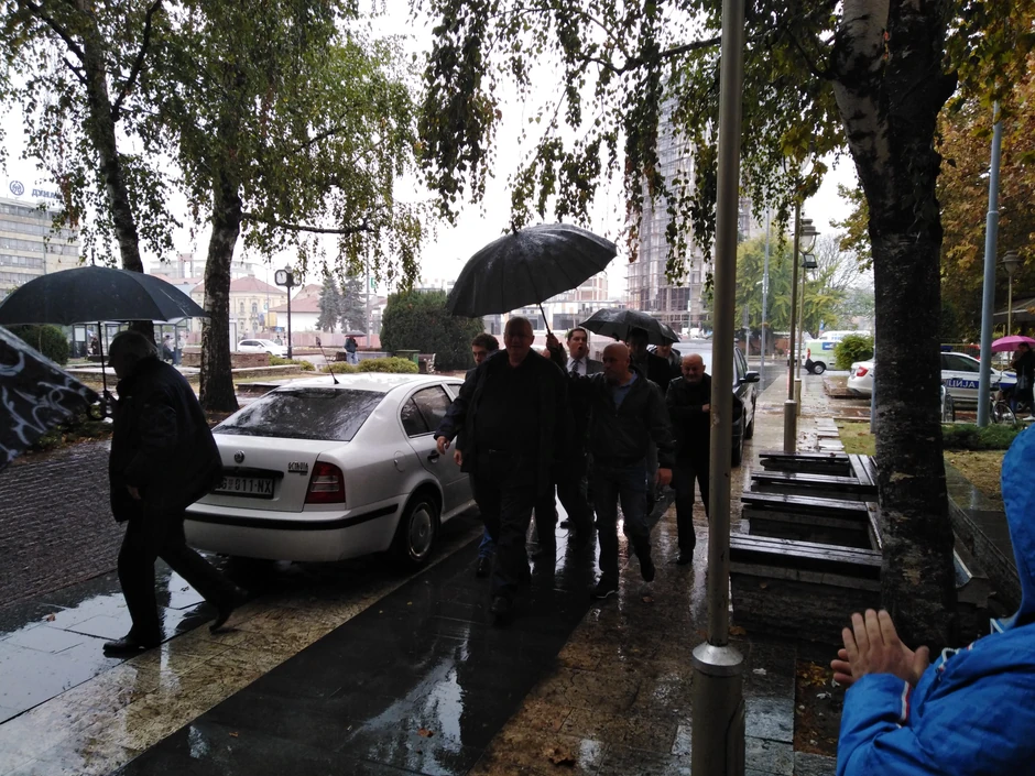 Šešelj stiže ispred  zgrade sudnice