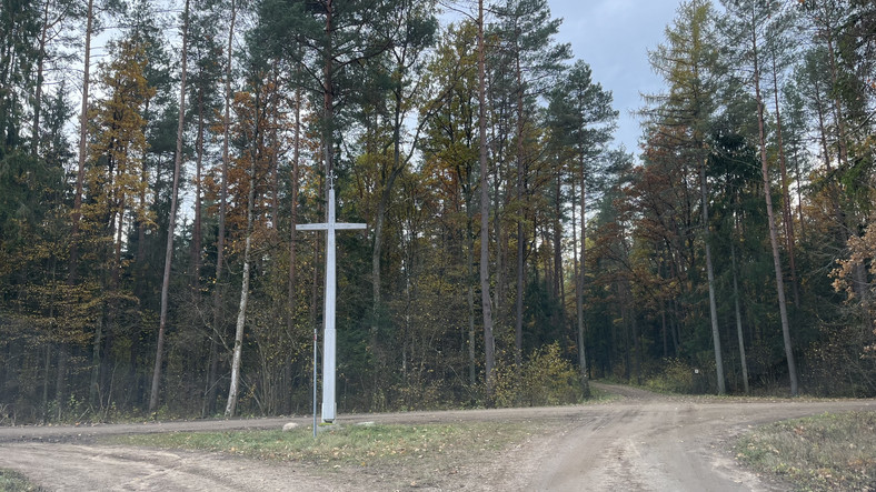 Biały krzyż, punkt orientacyjny dla okolicznych mieszkańców