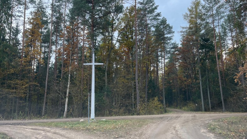 Biały krzyż, punkt orientacyjny dla okolicznych mieszkańców