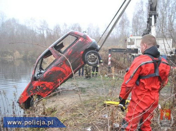 Szukali w stawie auta sprawcy śmiertelnego potrącenia. Znaleźli... trzy